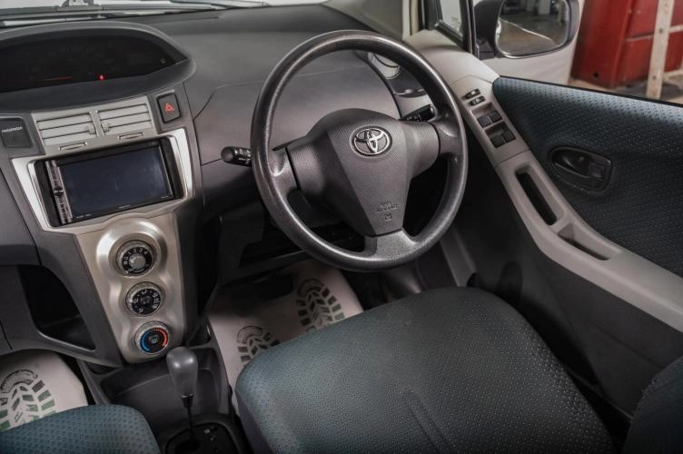 Toyota Vitz 9 из 17