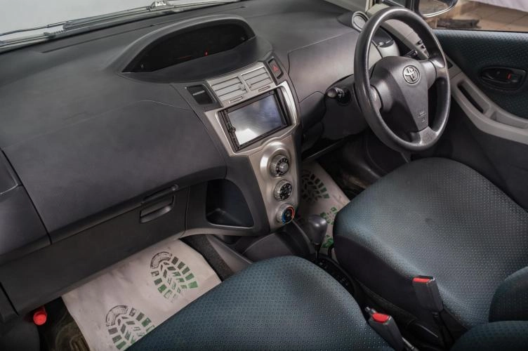 Toyota Vitz 15 из 17