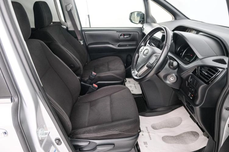 Toyota Esquire 7 из 22