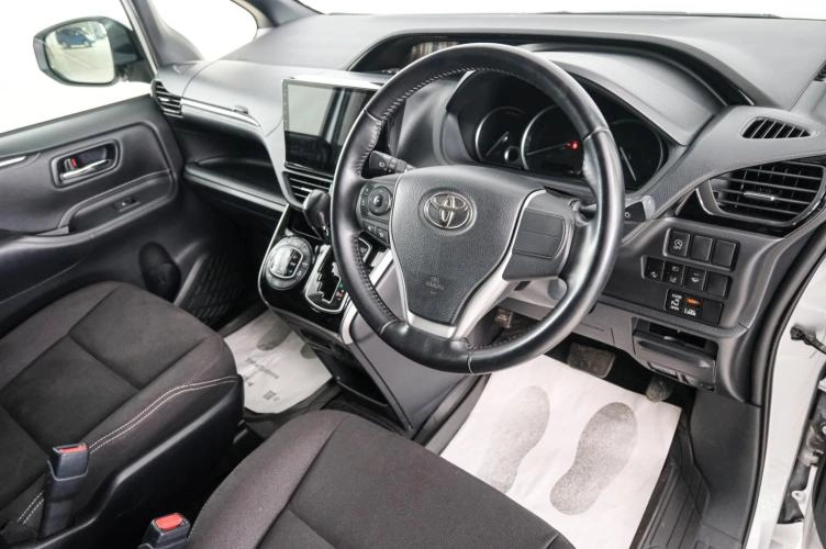 Toyota Esquire 8 из 22