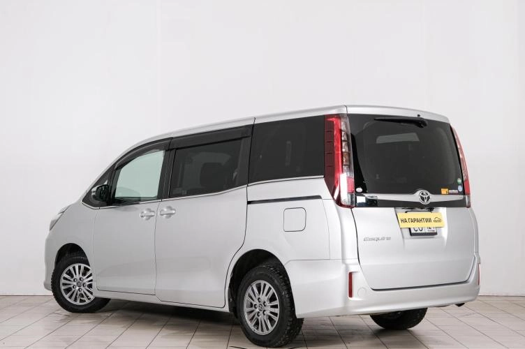 Toyota Esquire 4 из 6