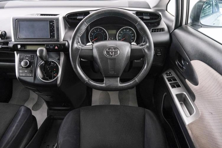 Toyota Wish 12 из 20