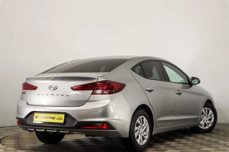 Hyundai Elantra 4 из 6