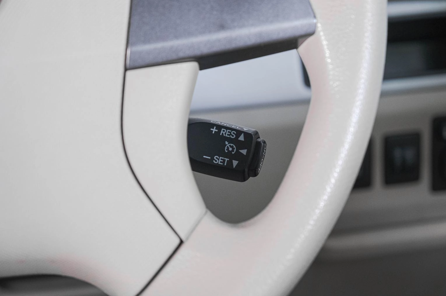 Toyota Estima 17 из 23