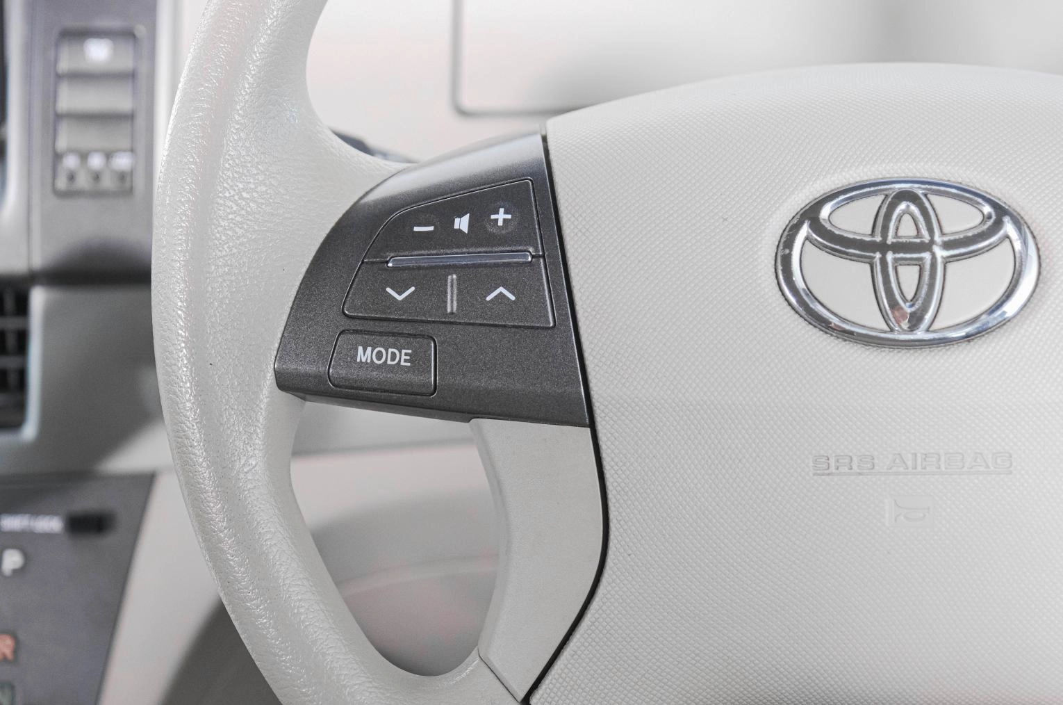Toyota Estima 16 из 23