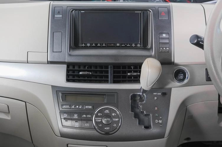 Toyota Estima 18 из 23