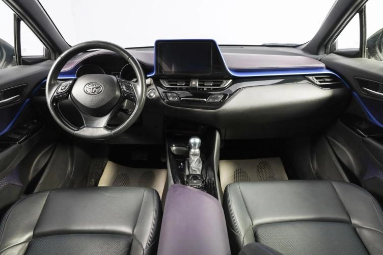 Toyota C-HR 13 из 19