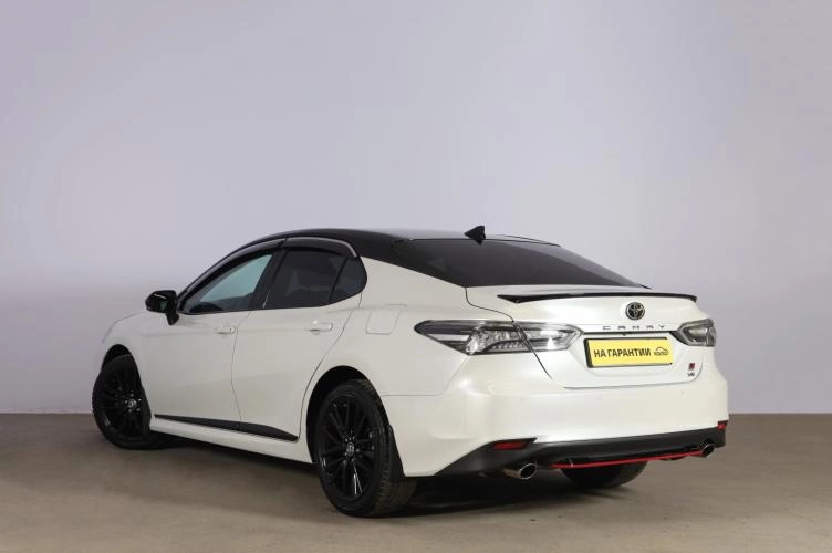 Toyota Camry 6 из 6