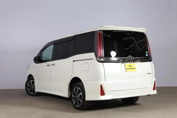 Toyota Noah 4 из 6