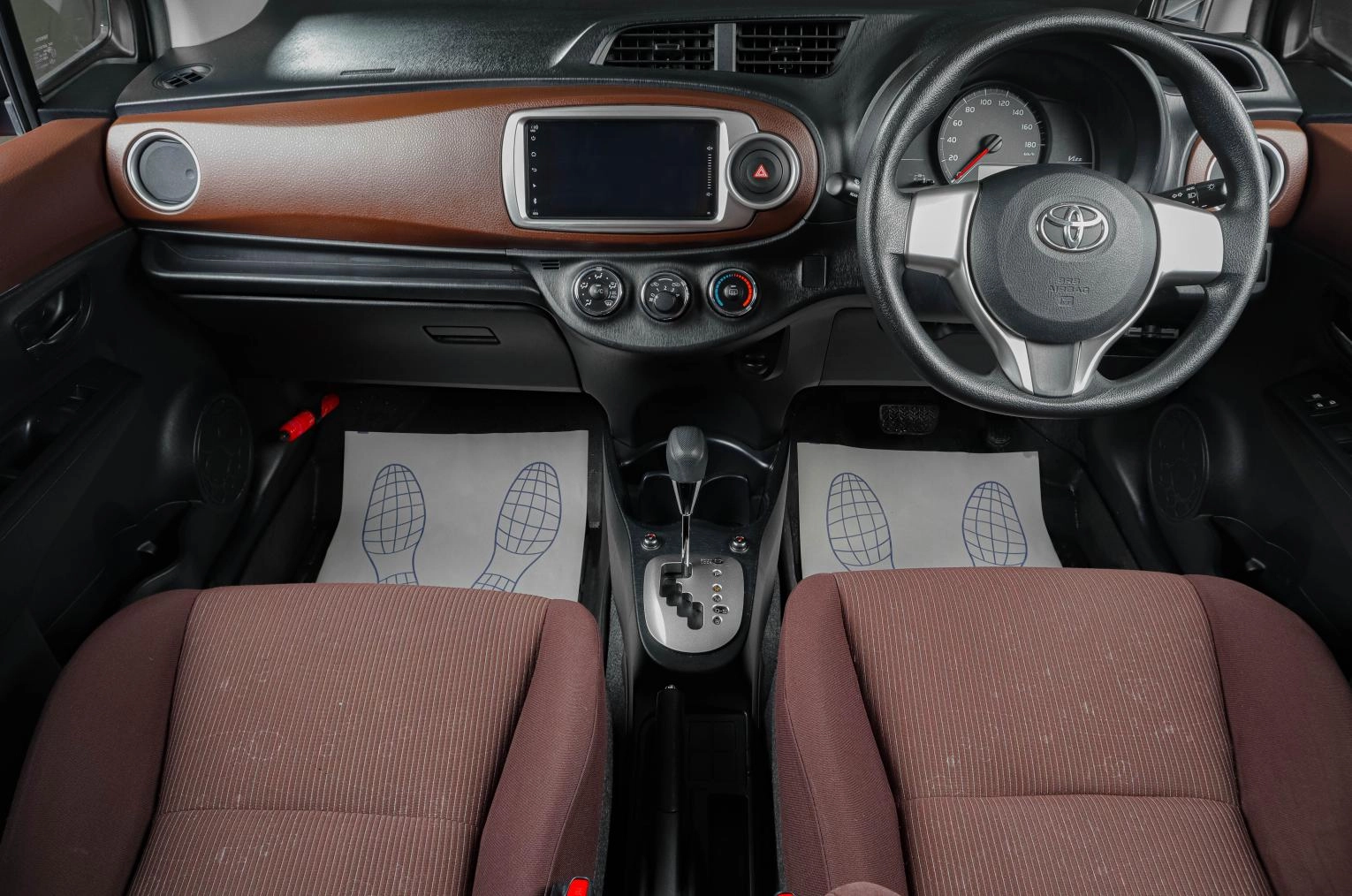 Toyota Vitz 12 из 16