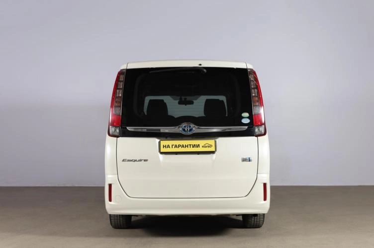 Toyota Esquire 5 из 6