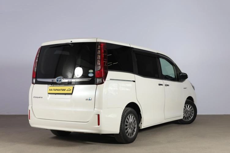 Toyota Esquire 6 из 6