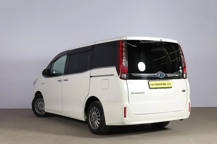 Toyota Esquire 4 из 6