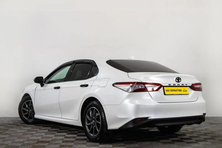 Toyota Camry 6 из 6