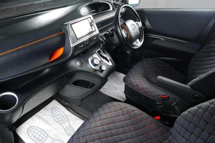Toyota Sienta 10 из 18