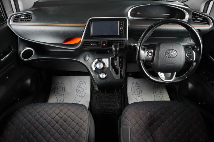 Toyota Sienta 12 из 18