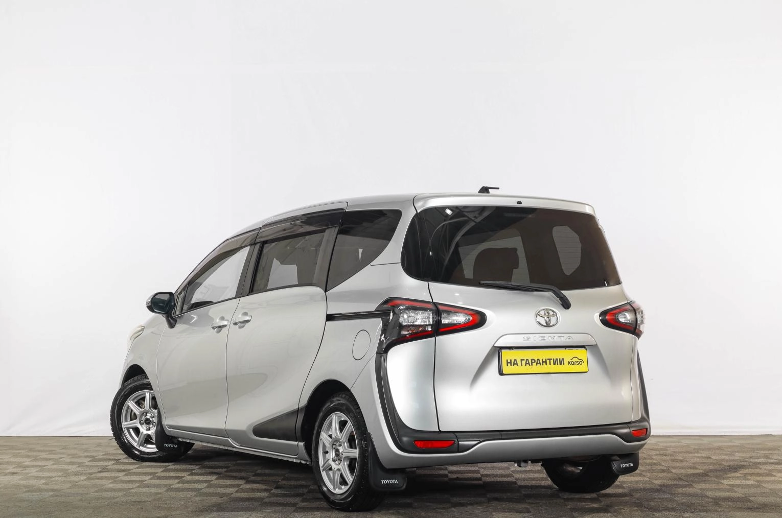 Toyota Sienta 4 из 18
