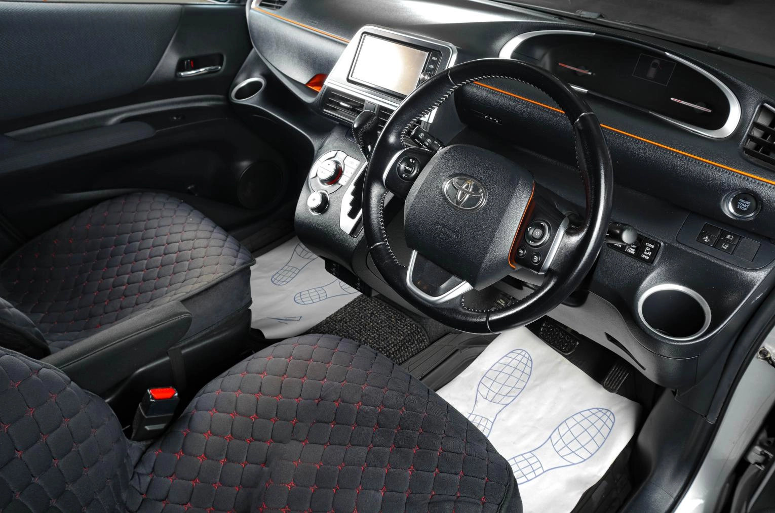 Toyota Sienta 7 из 18