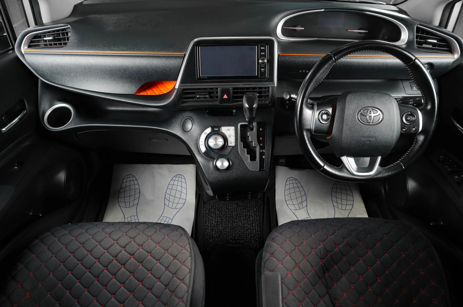 Toyota Sienta 12 из 18