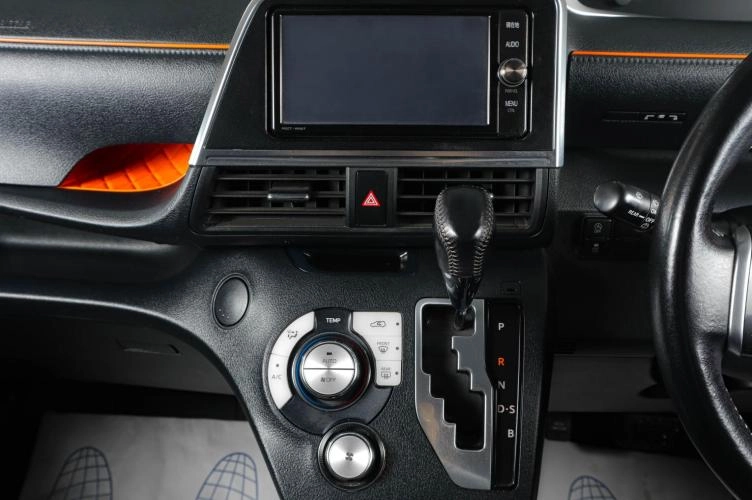 Toyota Sienta 16 из 18