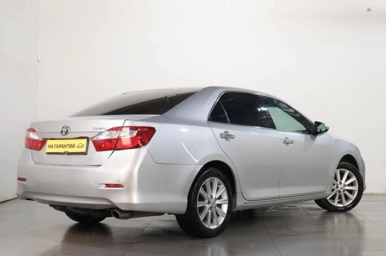 Toyota Camry 4 из 6