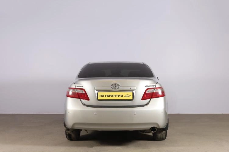 Toyota Camry 5 из 6