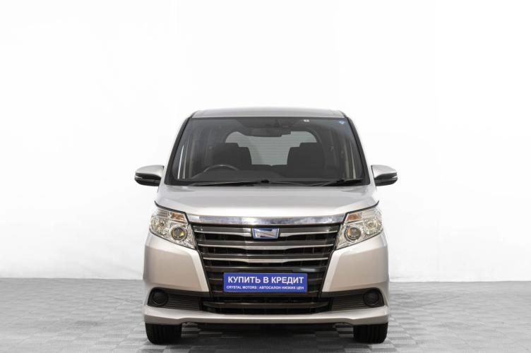 Toyota Noah 2 из 6