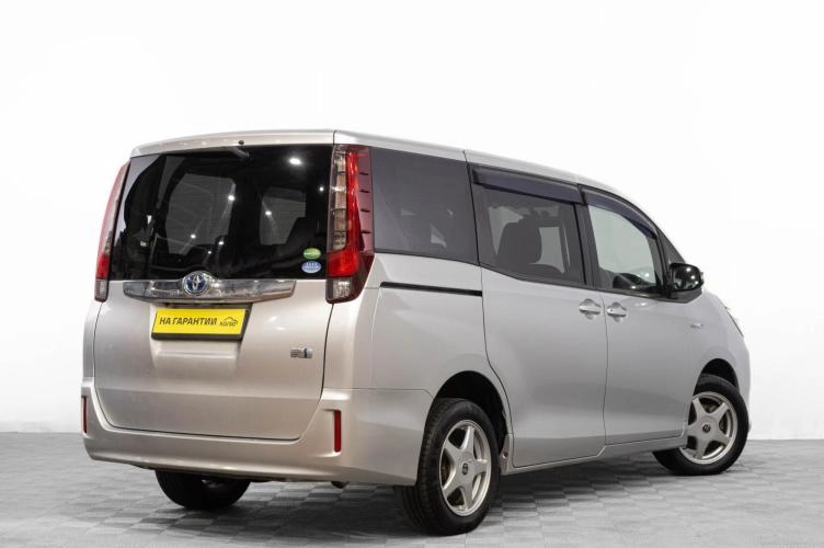 Toyota Noah 4 из 6