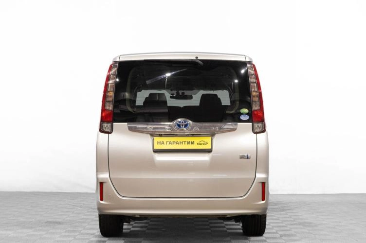 Toyota Noah 5 из 6