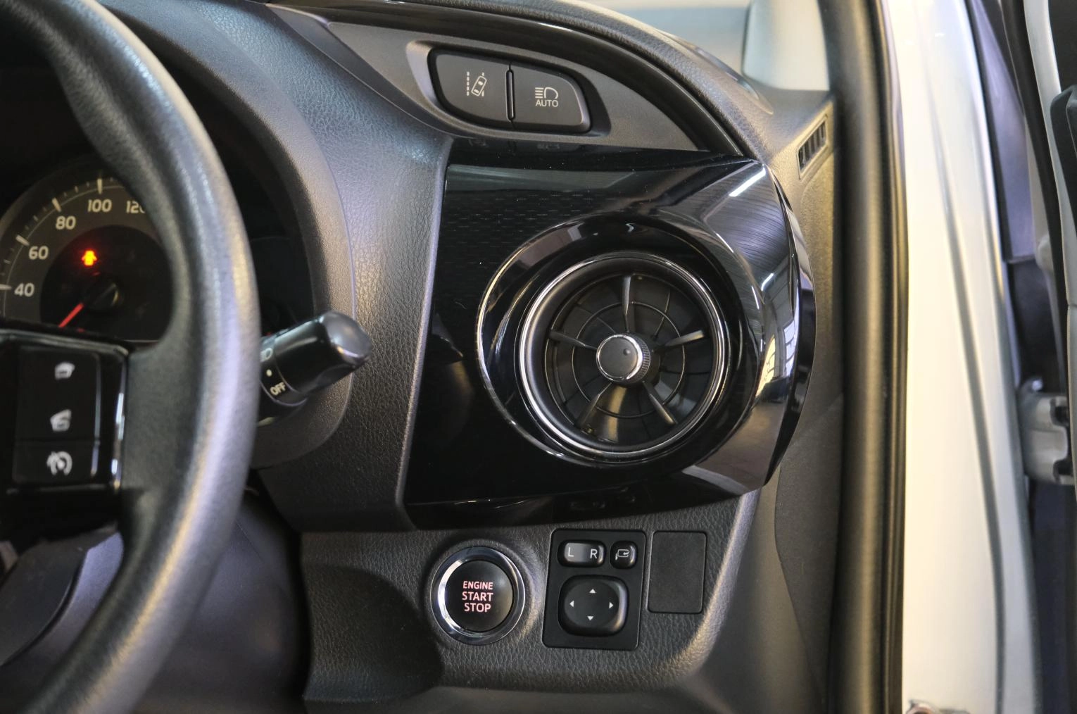 Toyota Vitz 9 из 21