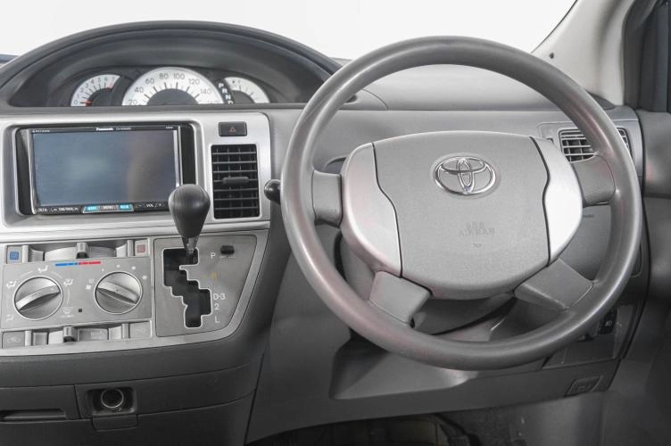 Toyota Raum 13 из 17
