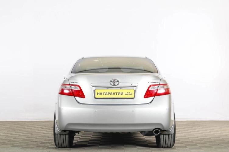 Toyota Camry 5 из 18