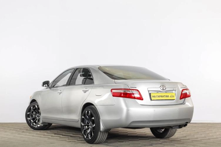 Toyota Camry 4 из 18