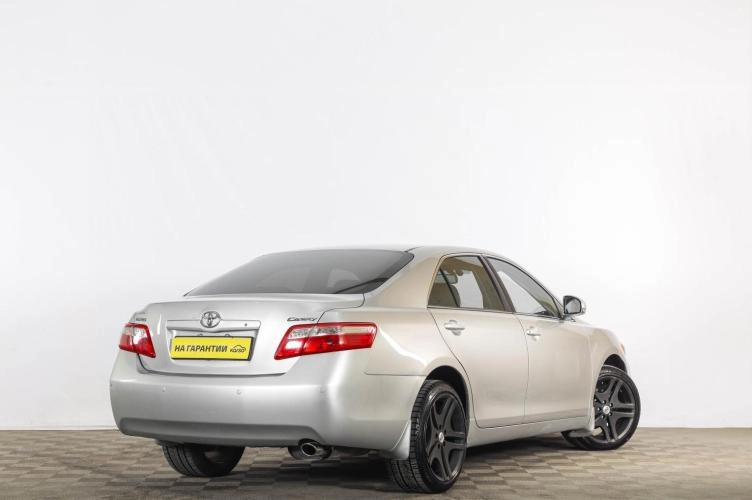 Toyota Camry 6 из 6