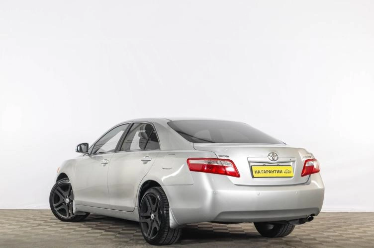 Toyota Camry 4 из 6