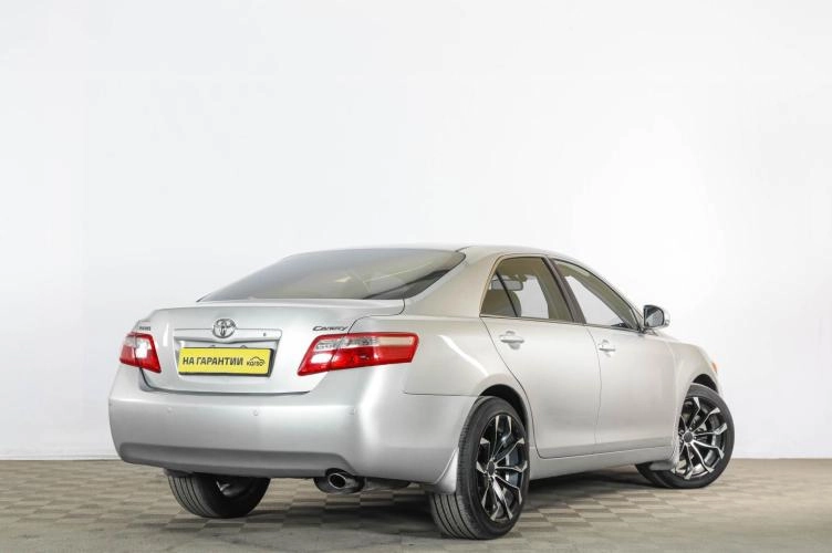 Toyota Camry 6 из 18