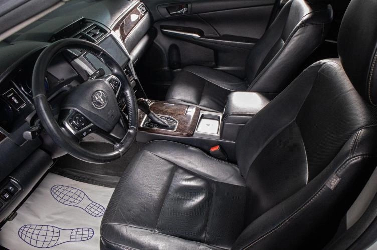 Toyota Camry 8 из 17