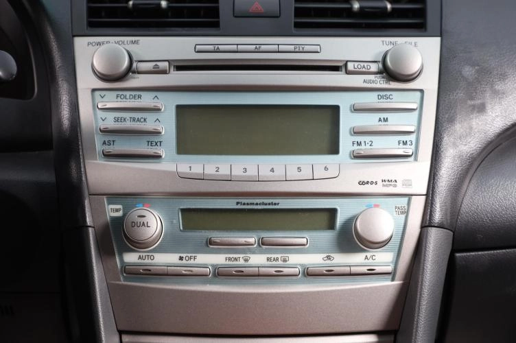 Toyota Camry 15 из 18