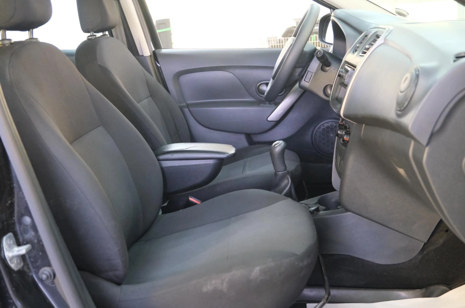 Renault Logan 17 из 19