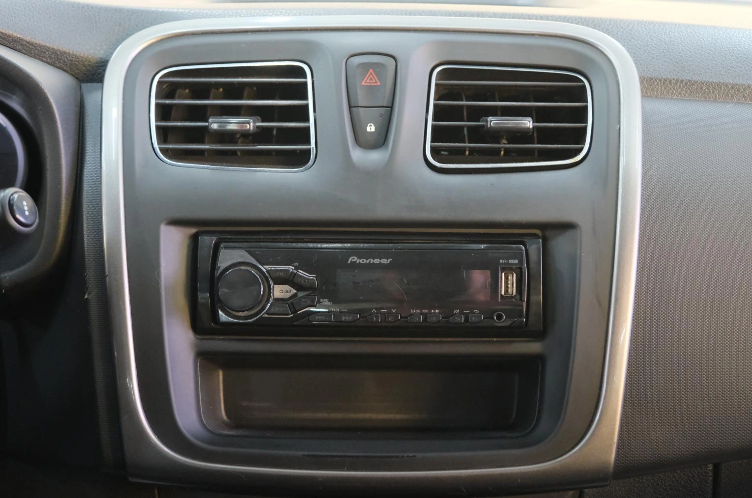 Renault Logan 12 из 19