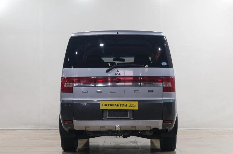 Mitsubishi Delica D5 5 из 6
