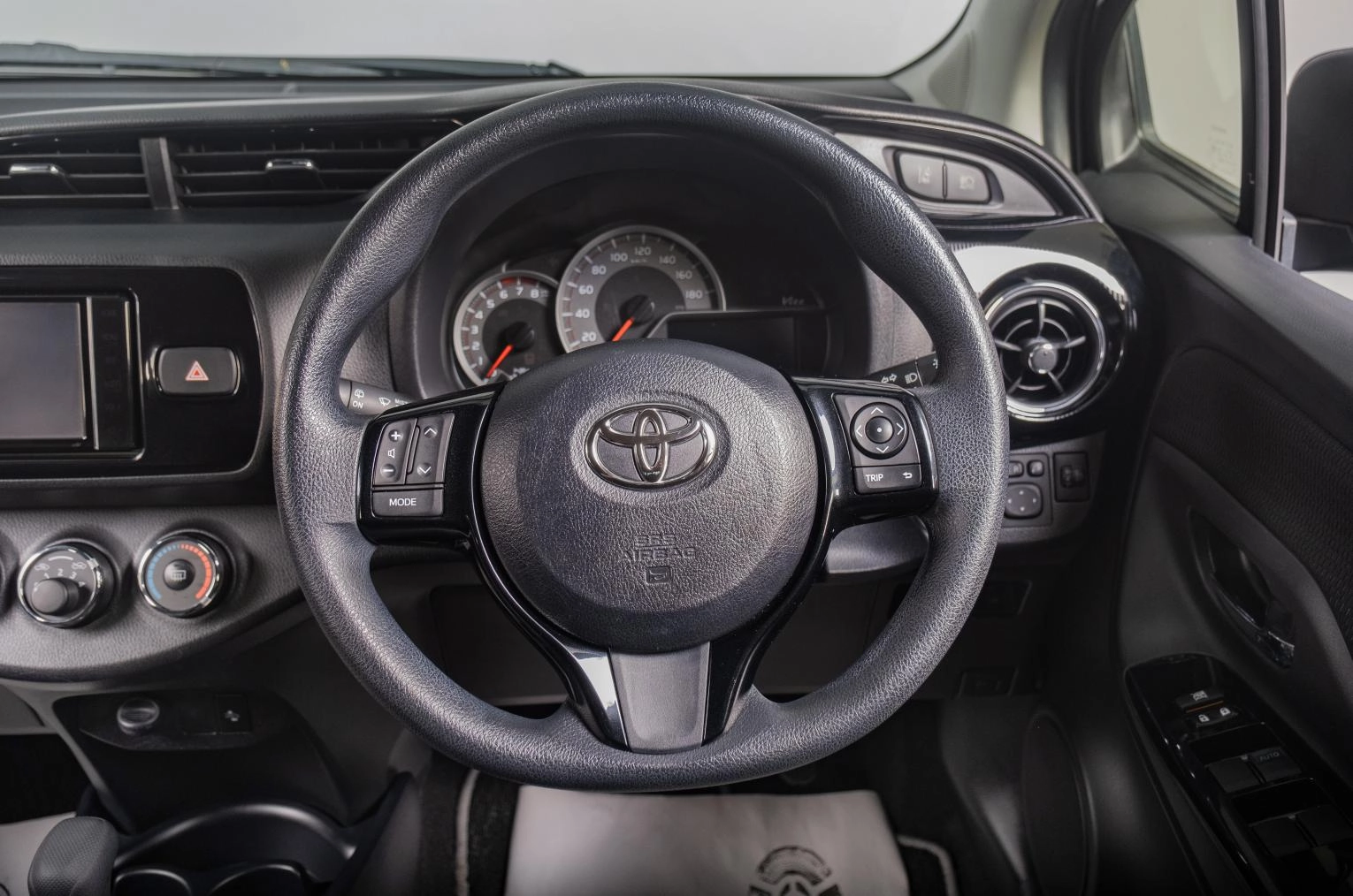 Toyota Vitz 11 из 18