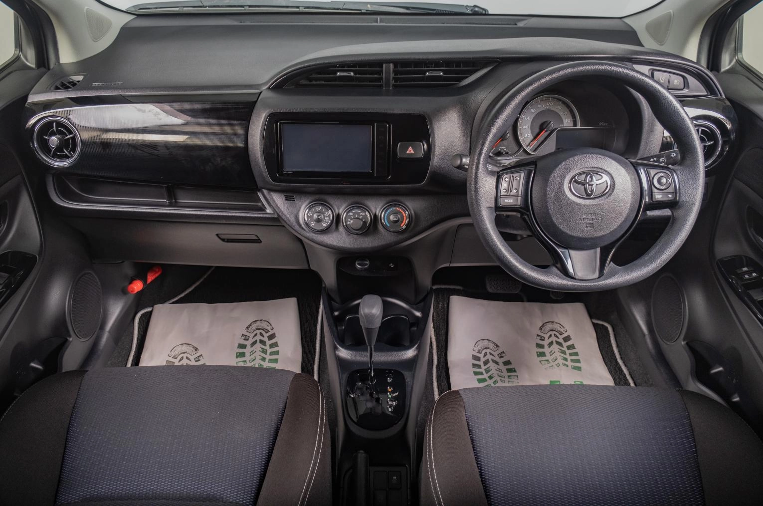 Toyota Vitz 9 из 18