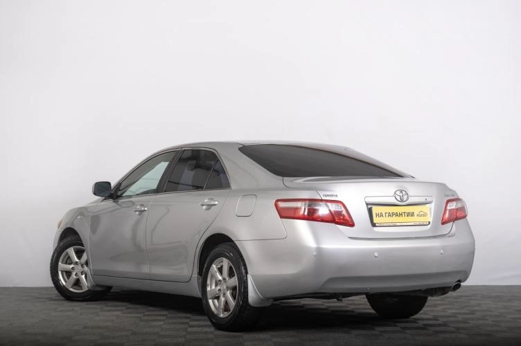 Toyota Camry 5 из 6