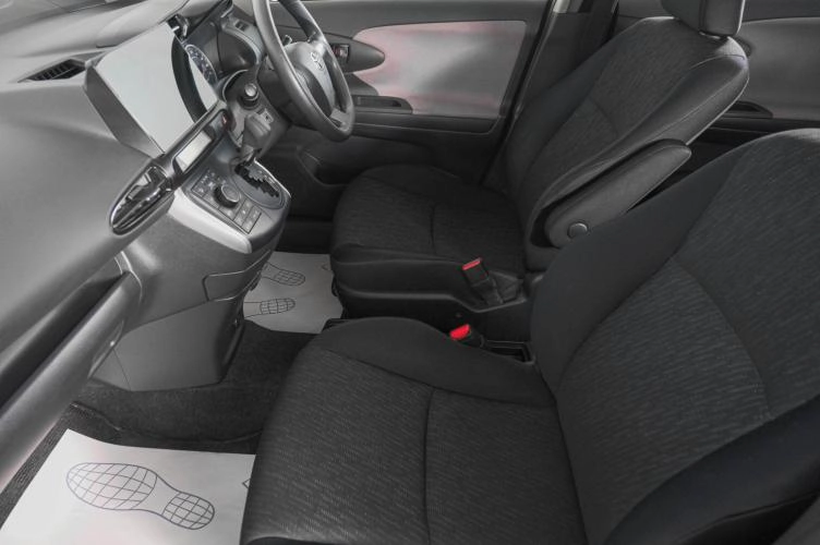 Toyota Wish 8 из 19