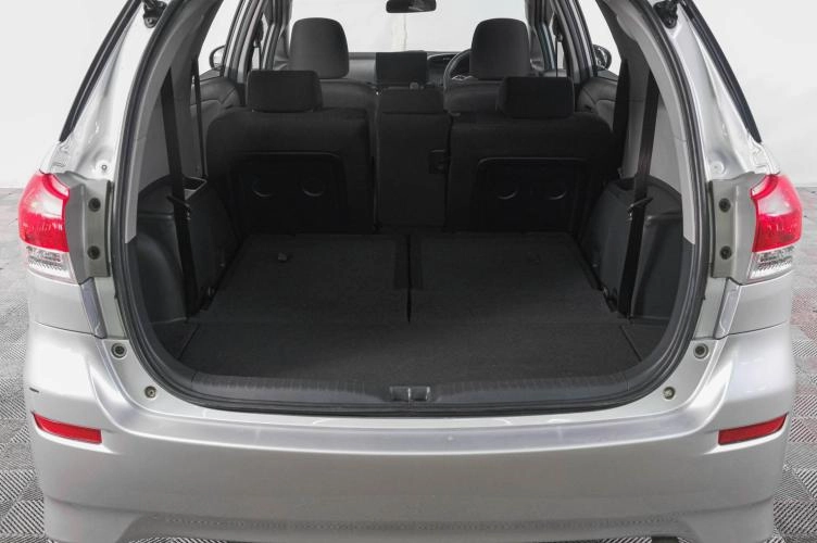 Toyota Wish 7 из 19