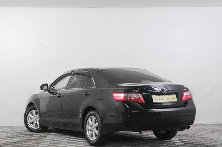 Toyota Camry 4 из 6