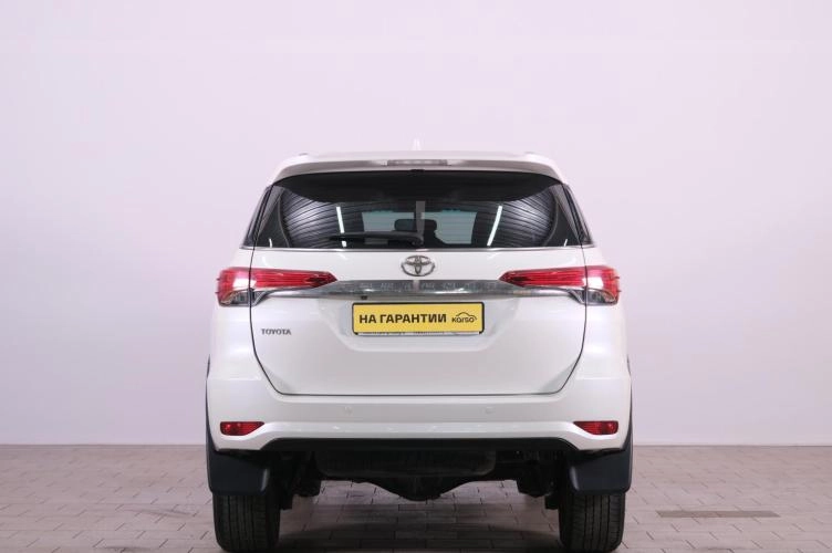 Toyota Fortuner 5 из 6