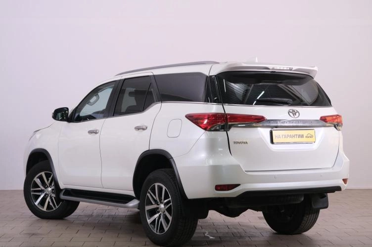 Toyota Fortuner 4 из 6