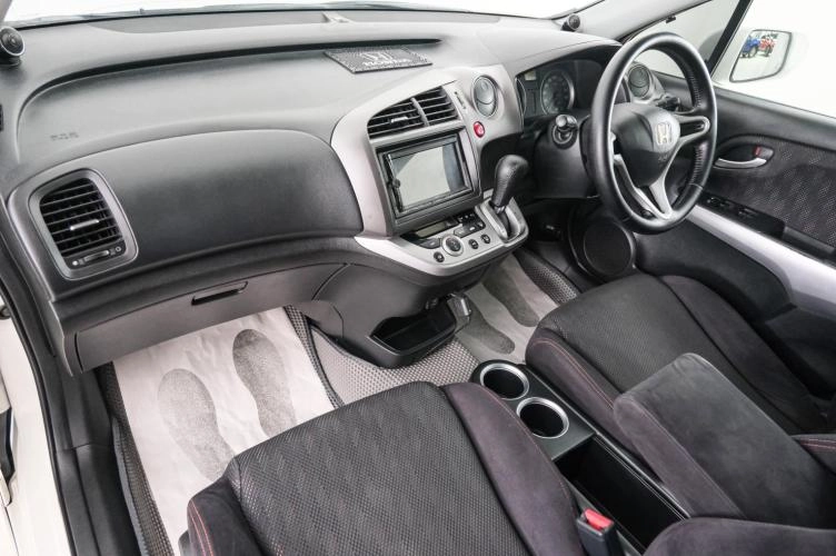 Honda Stream 12 из 22